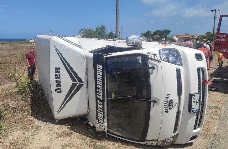 Sakarya'da kamyonetle çarpışan otomobilden fırlayan sürücü yaralandı G4