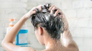 Saçları ne sıklıkla yıkamalıyız? Saçınıza yaptığınız en büyük hata!