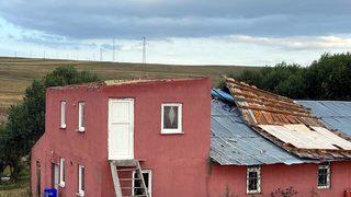 Ardahan'da kuvvetli rüzgar bazı evlerin çatısını uçurdu