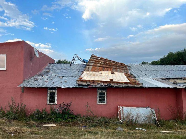 Ardahan'da kuvvetli rüzgar bazı evlerin çatısını uçurdu G2