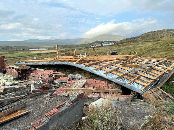Ardahan'da kuvvetli rüzgar bazı evlerin çatısını uçurdu G3