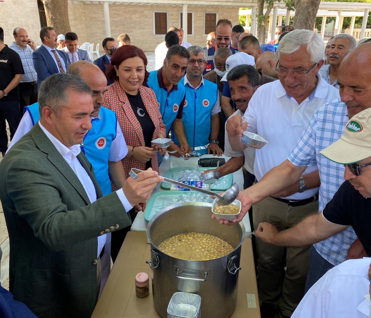 Kırşehir Ahi Evran K&uuml;lliyesi'nde bin kişilik aşure dağıtıldı