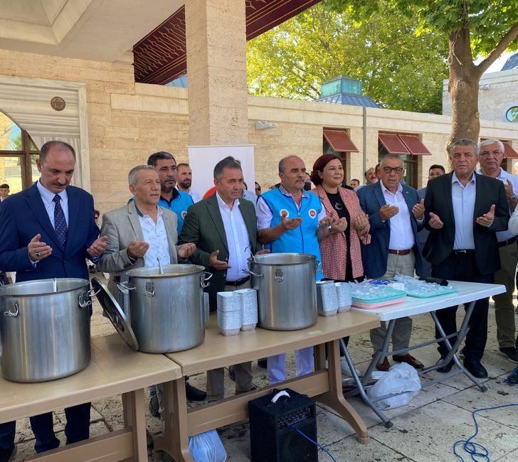 Kırşehir Ahi Evran Külliyesi'nde bin kişilik aşure dağıtıldı G3