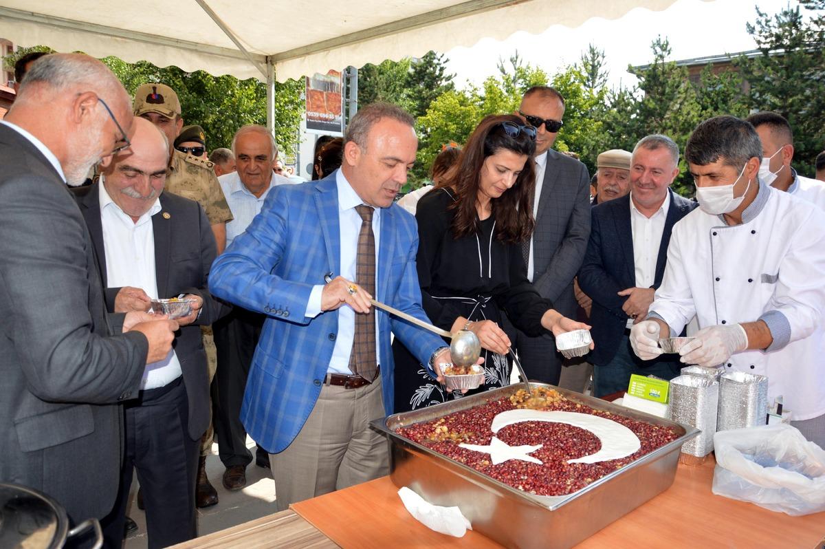 Ardahan Valisi &Ouml;ner eşi ile vatandaşa aşure dağıttı