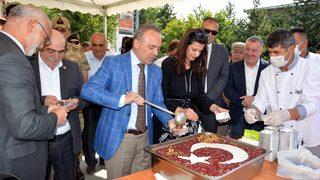 Ardahan Valisi Öner eşi ile vatandaşa aşure dağıttı