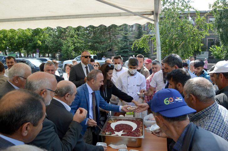Ardahan Valisi Öner eşi ile vatandaşa aşure dağıttı G2