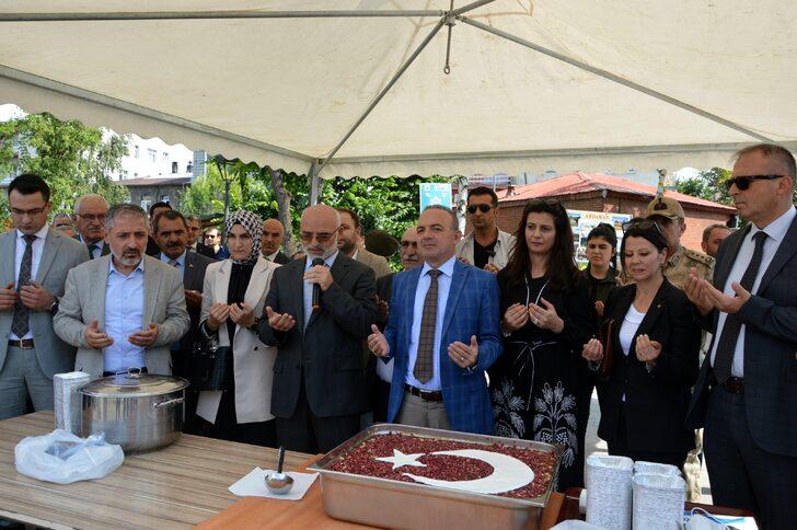Ardahan Valisi Öner eşi ile vatandaşa aşure dağıttı G3