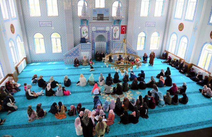 Ardahan Valisi Öner eşi ile vatandaşa aşure dağıttı G4