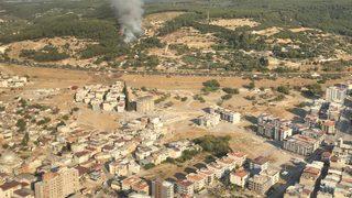 İzmir'de ormanlık alanda çıkan yangına müdahale ediliyor