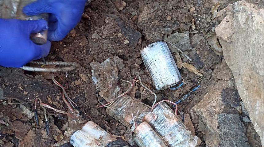 Tunceli'de teröristlerce kullanılan 2 sığınak imha edildi