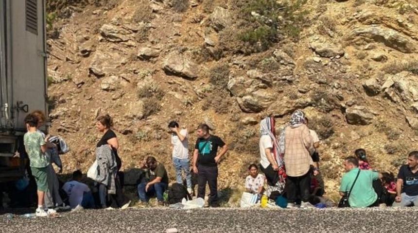 Muğla'da park halindeki kamyon kasasında 72 düzensiz göçmen yakalandı
