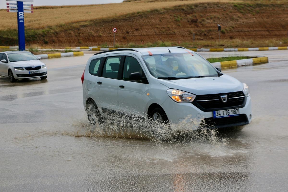 Eskişehir'de sağanak hayatı olumsuz etkiledi