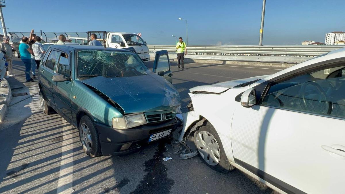Kocaeli'de ters y&ouml;nde ilerleyen otomobilin neden olduğu kazada 2 kişi yaralandı
