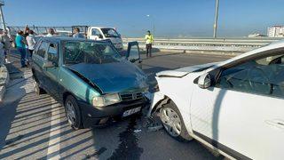 Kocaeli'de ters yönde ilerleyen otomobilin neden olduğu kazada 2 kişi yaralandı