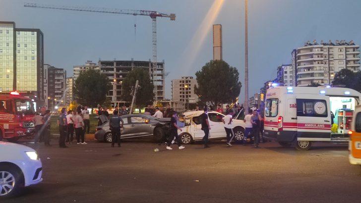 Diyarbakır'da otomobilin kamyonete çarpması sonucu 10 kişi yaralandı G2