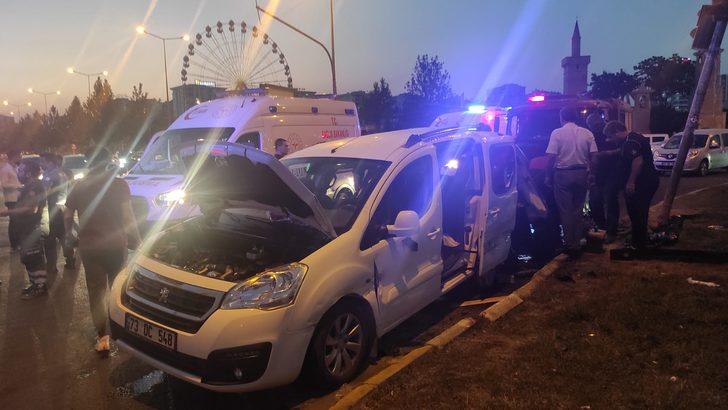 Diyarbakır'da otomobilin kamyonete çarpması sonucu 10 kişi yaralandı G3