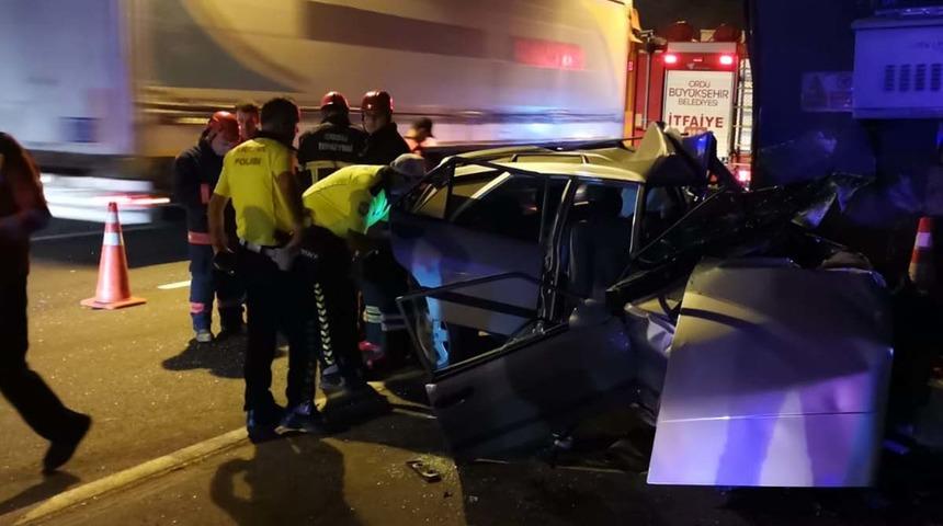 T&uuml;nelde feci kaza! Yolcu otob&uuml;s&uuml; otomobile &ccedil;arptı: 2 &ouml;l&uuml;, 1 yaralı