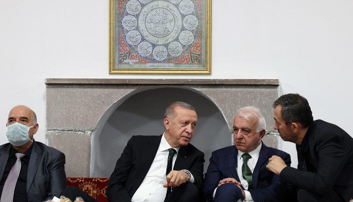 Cumhurbaşkanı Erdoğan'dan cemevine önemli ziyaret: Muharrem ayı iftarına katıldı