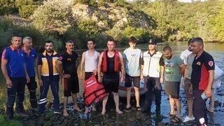 Tokat'ta çay üzerindeki adacıkta mahsur kalan 7 kişi botla kurtarıldı