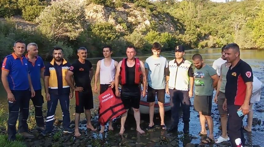 Tokat'ta çay üzerindeki adacıkta mahsur kalan 7 kişi botla kurtarıldı