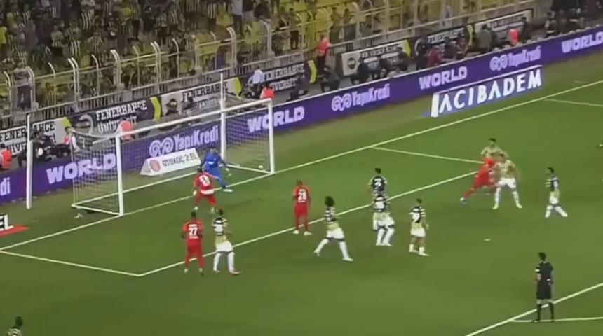 Fenerbah&ccedil;e-&Uuml;mraniyespor ma&ccedil;ında ortalık yıkıldı! Ofsayt mı değil mi?