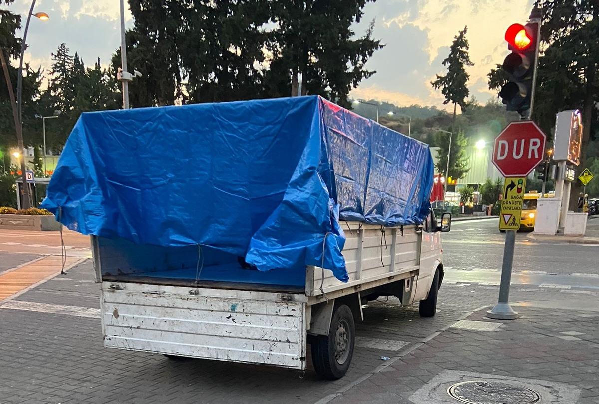 Marmaris'te kamyonetten atlayarak ka&ccedil;maya &ccedil;alışan 24 d&uuml;zensiz g&ouml;&ccedil;men yakalandı
