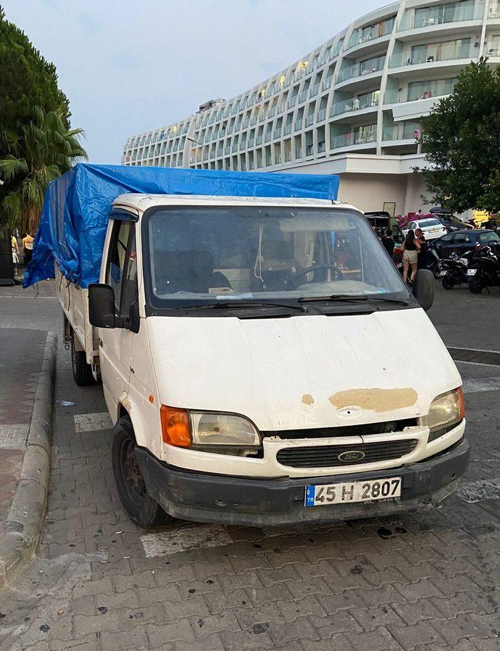 Marmaris'te kamyonetten atlayarak kaçmaya çalışan 24 düzensiz göçmen yakalandı G2