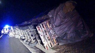 Çanakkale'de balya yüklü tır devrildi