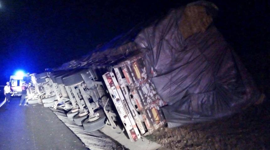 Çanakkale'de balya yüklü tır devrildi