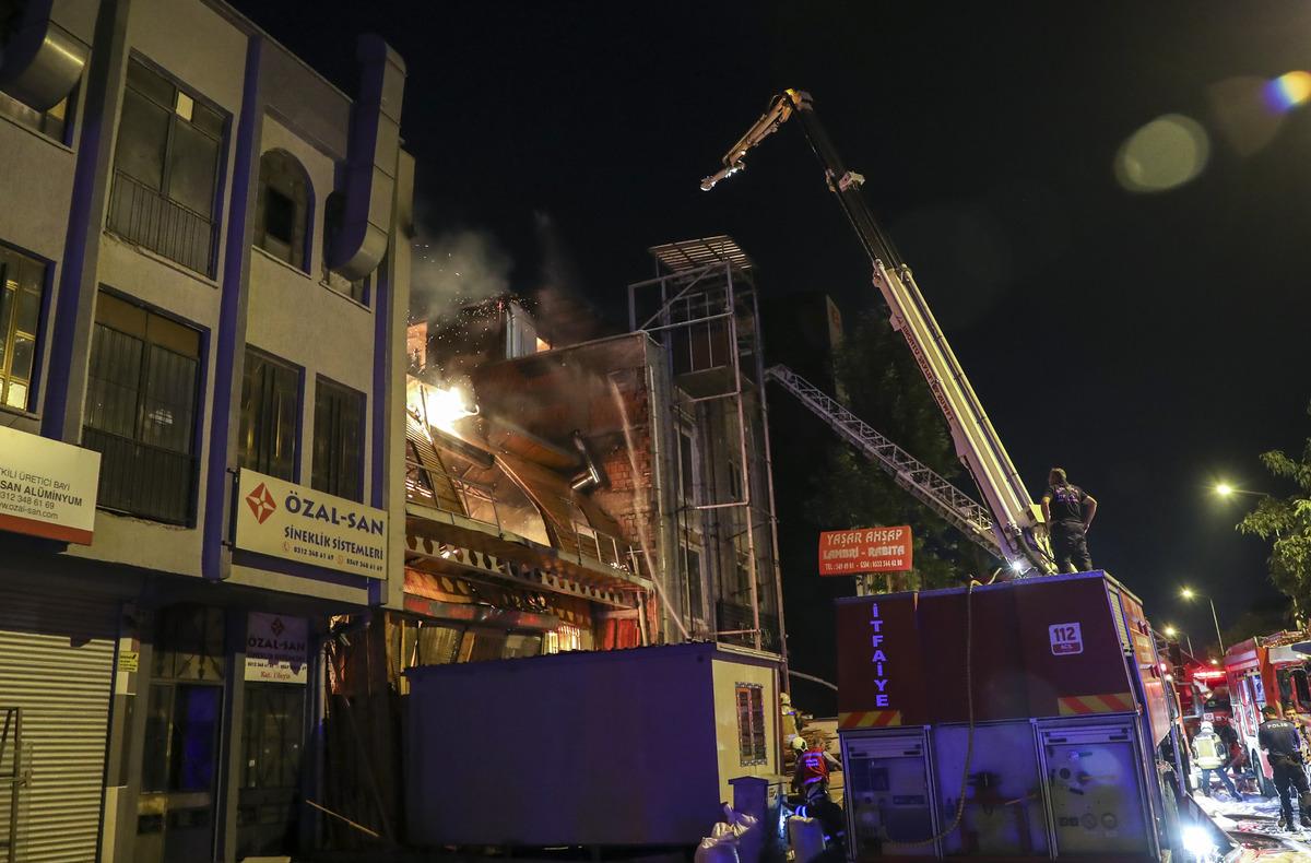 Başkentte bir ahşap d&uuml;kkanın da meydana gelen yangın maddi hasara neden oldu