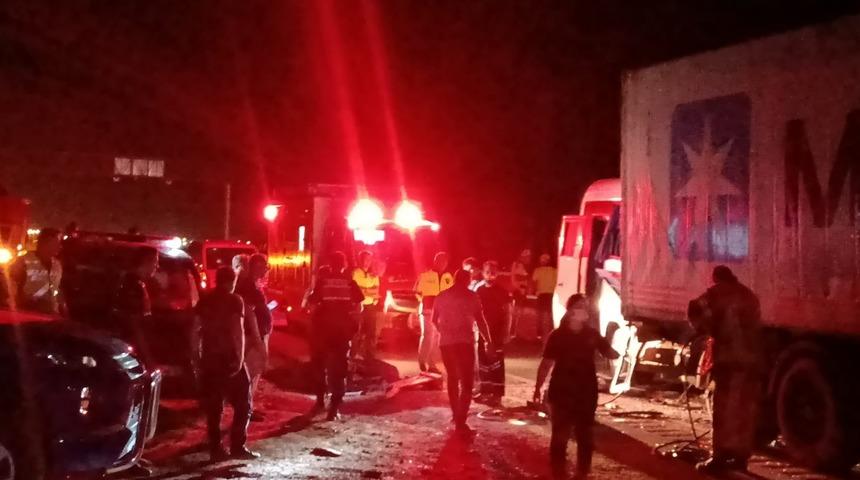 İzmir'de servis minibüsüyle tırın çarpışması sonucu 2 kişi öldü