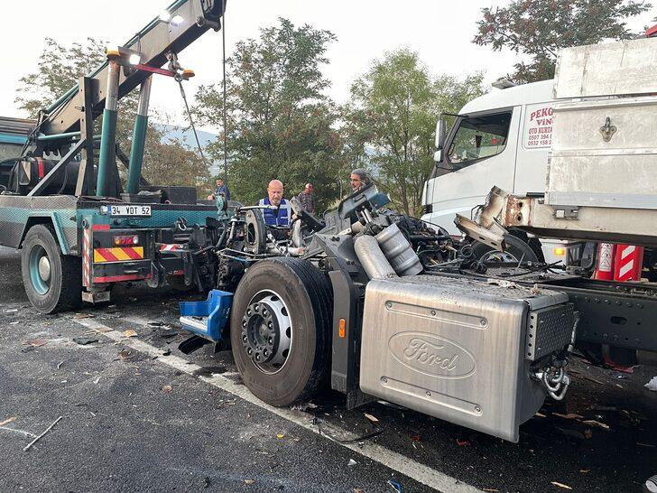 İzmir'de kabini kopan tırın sürücüsü hafif yaralandı G2