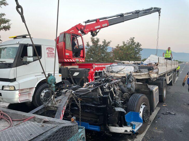 İzmir'de kabini kopan tırın sürücüsü hafif yaralandı G3