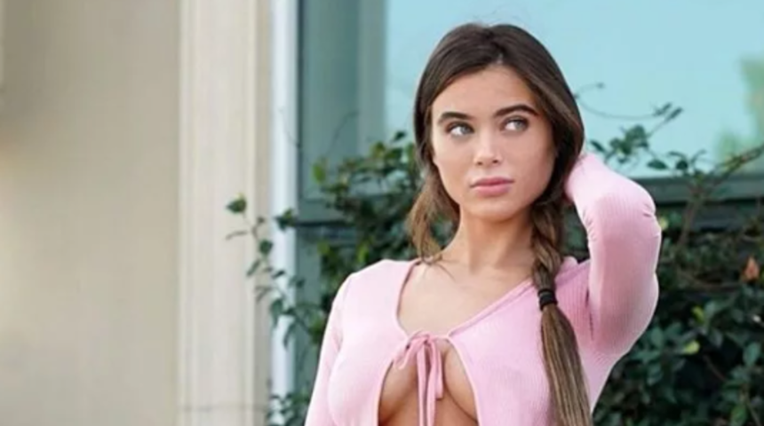 Yetişkin film sektörünü bırakan model Lana Rhoades, üstsüz pozuyla beğeni topladı