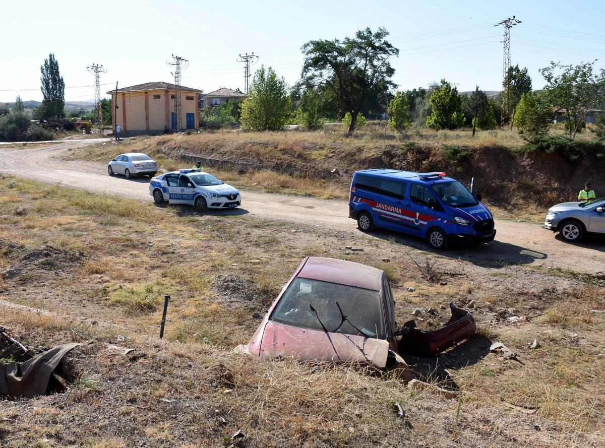 Kırıkkale'de k&ouml;pr&uuml;den d&uuml;şen otomobilin s&uuml;r&uuml;c&uuml;s&uuml; yaralandı