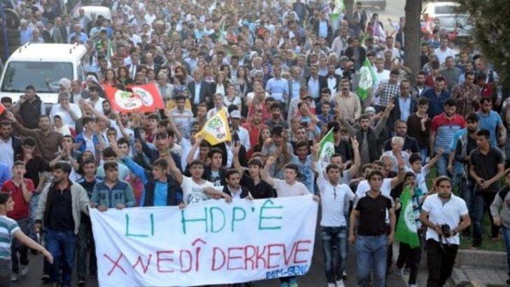 Diyarbakır'da HDP'ye saldırılar yürüyüşle protesto edildi