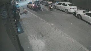 Taksici ile kurye birbirine girdi, olan müşteriye oldu! Kadının valizini yere atıp gitti