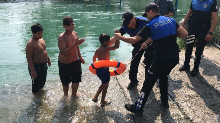 Adana'da polis, sulama kanallarında yüzen çocuk ve gençleri havuzla buluşturdu G2