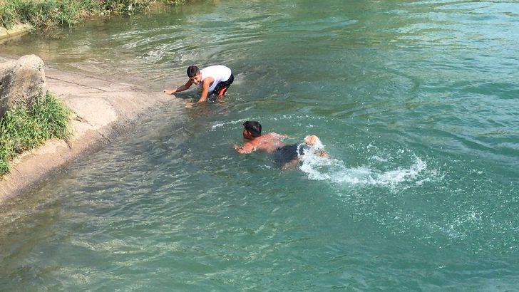 Adana'da polis, sulama kanallarında yüzen çocuk ve gençleri havuzla buluşturdu G4