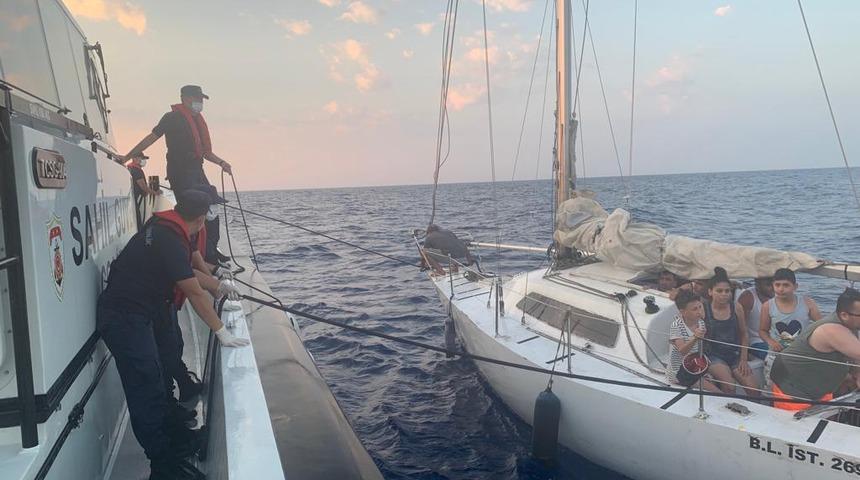 Marmaris açıklarında 64 düzensiz göçmen kurtarıldı