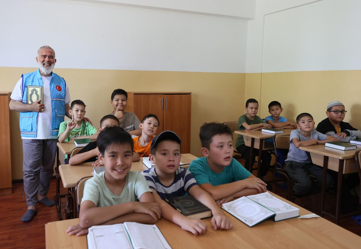 TDV Kazakistanlı &ccedil;ocuklara Kur'an-ı Kerim hediye etti