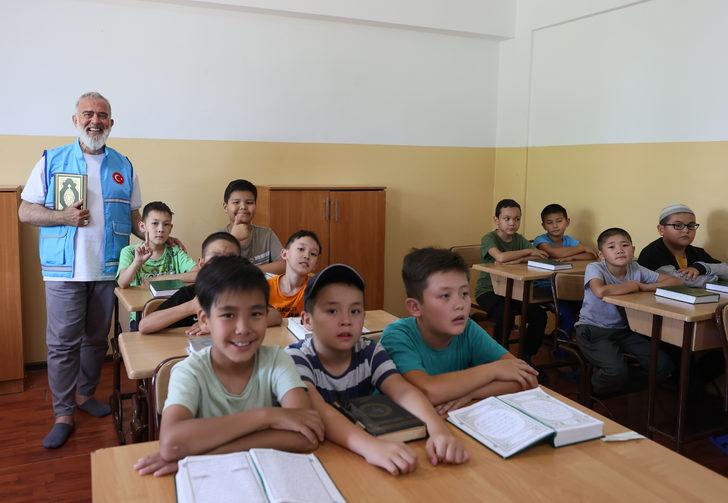 TDV Kazakistanlı çocuklara Kur'an-ı Kerim hediye etti G1