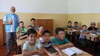 TDV Kazakistanlı çocuklara Kur'an-ı Kerim hediye etti