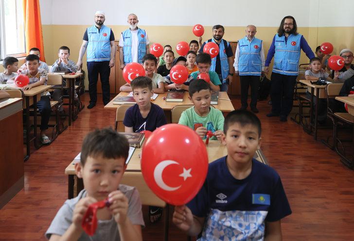 TDV Kazakistanlı çocuklara Kur'an-ı Kerim hediye etti G2