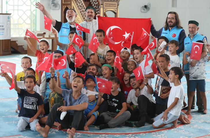 TDV Kazakistanlı çocuklara Kur'an-ı Kerim hediye etti G3