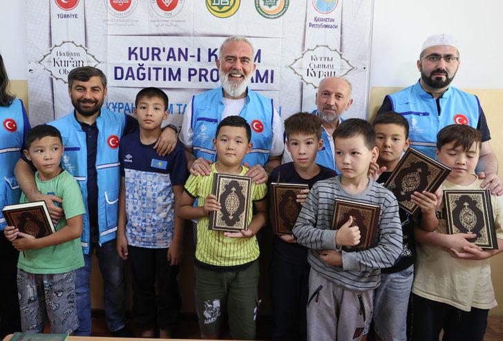 TDV Kazakistanlı çocuklara Kur'an-ı Kerim hediye etti G4
