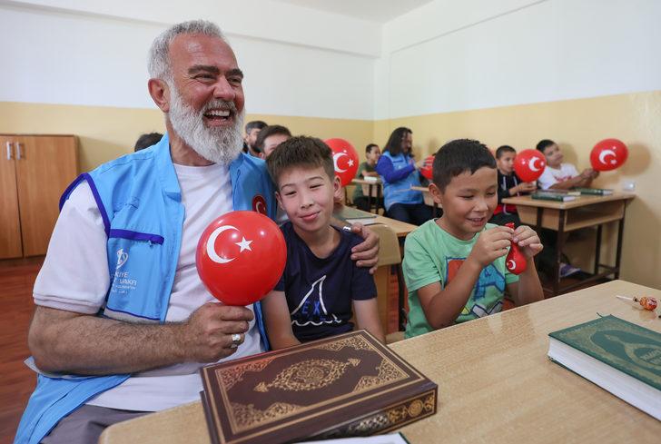 TDV Kazakistanlı çocuklara Kur'an-ı Kerim hediye etti G5