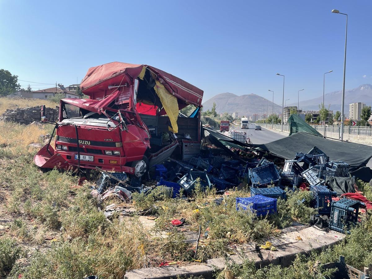 Karpuz y&uuml;kl&uuml; kamyonete &ccedil;arpan otomobilin s&uuml;r&uuml;c&uuml;s&uuml; &ouml;ld&uuml;