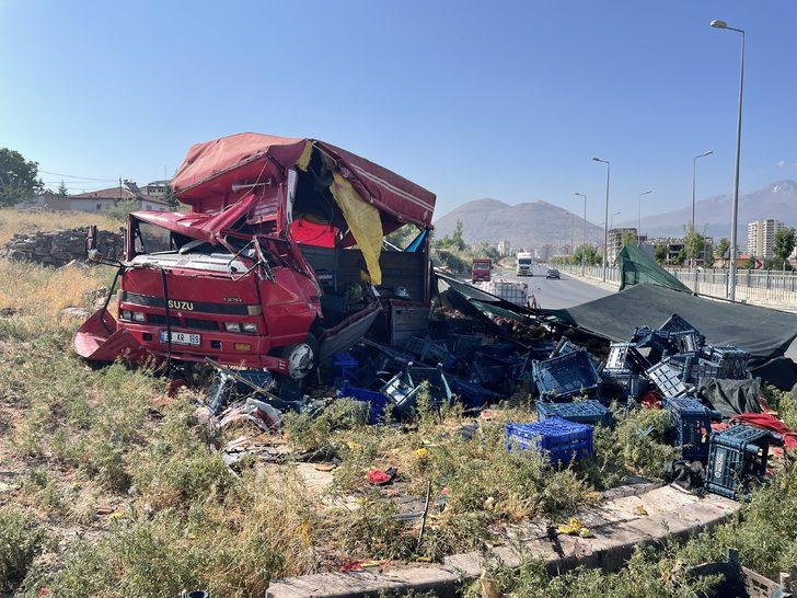 Karpuz yüklü kamyonete çarpan otomobilin sürücüsü öldü G1