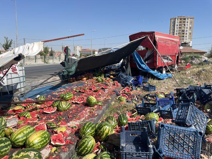 Karpuz yüklü kamyonete çarpan otomobilin sürücüsü öldü G2